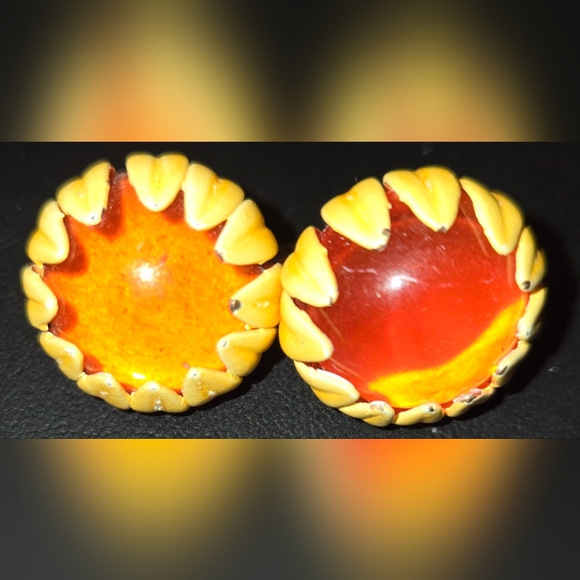 Vintage Enamel Flower Power Earrings - Picture 3 of 3